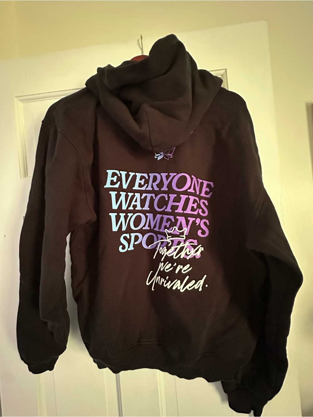 EVERYONE WATCHES WOMEN’S SPORTS™ X UNRIVALED BASKSETBALL HOODIE - Rare - Picture 4 of 10